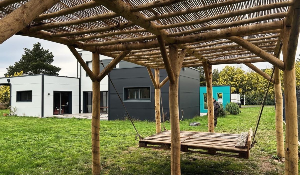 Pergola et son lit palette suspendu
