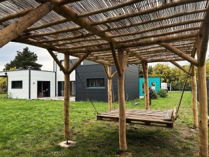 Pergola et son lit palette suspendu