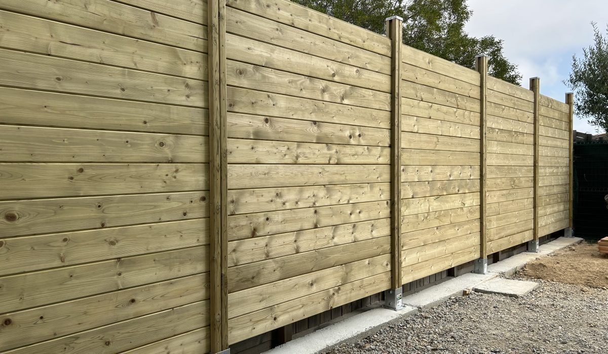 Clôture en lames bois à encastrer