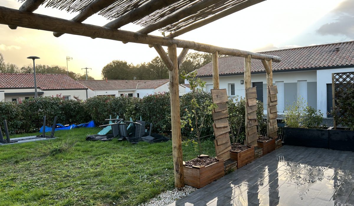 Pergola châtaignier et bac en douglas