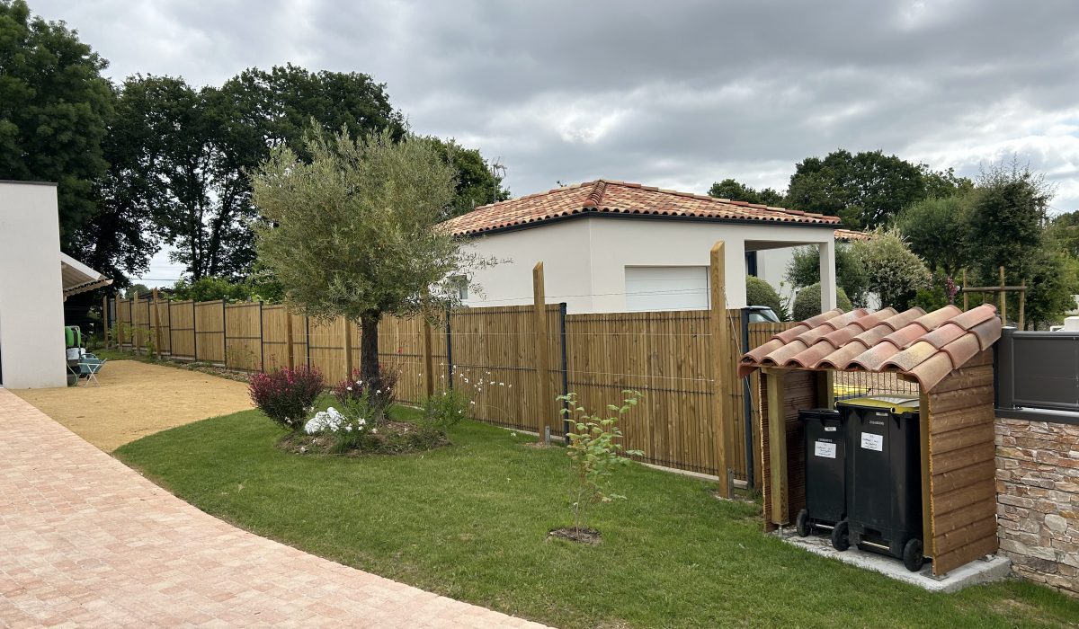 Clôture grillagée avec lames bois occultantes - Abris poubelle