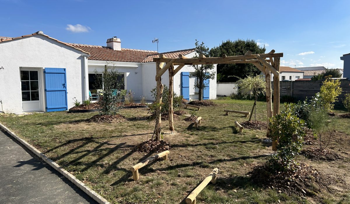 Plantations et aménagements en châtaignier pour une ambiance naturelle et littorale