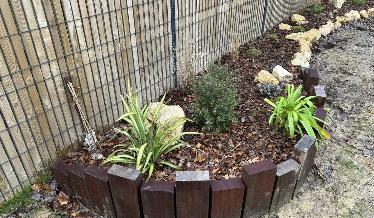 Massif avec bordures bois