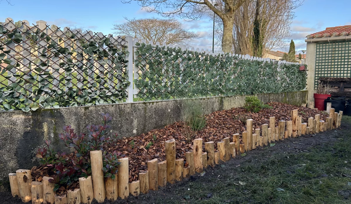 Massif avec bordures en rondins de châtaignier