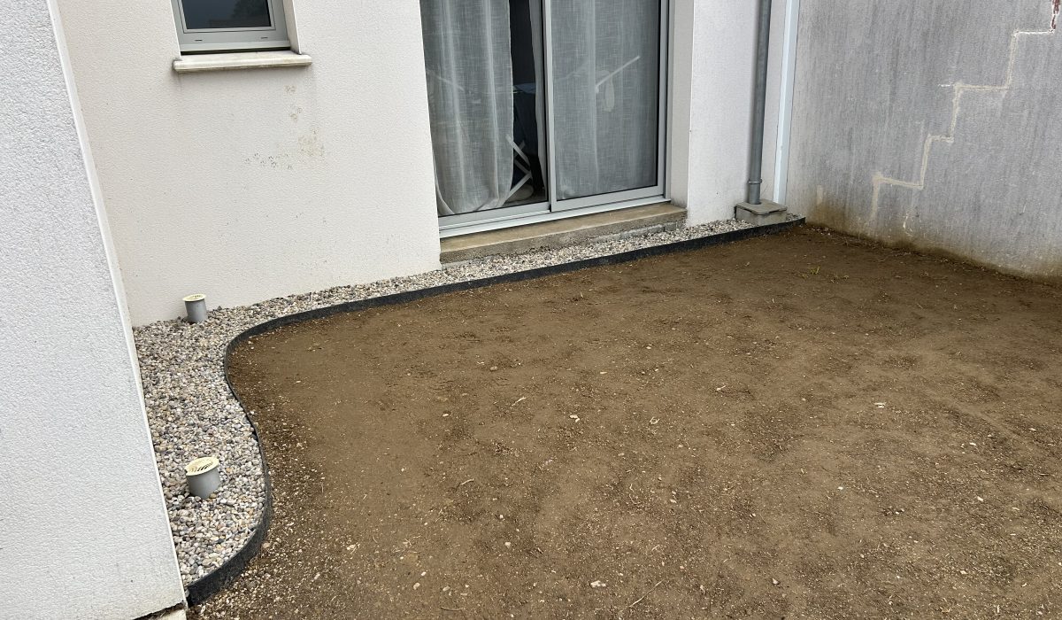 Engazonnement et bandes de propreté gravillonnées