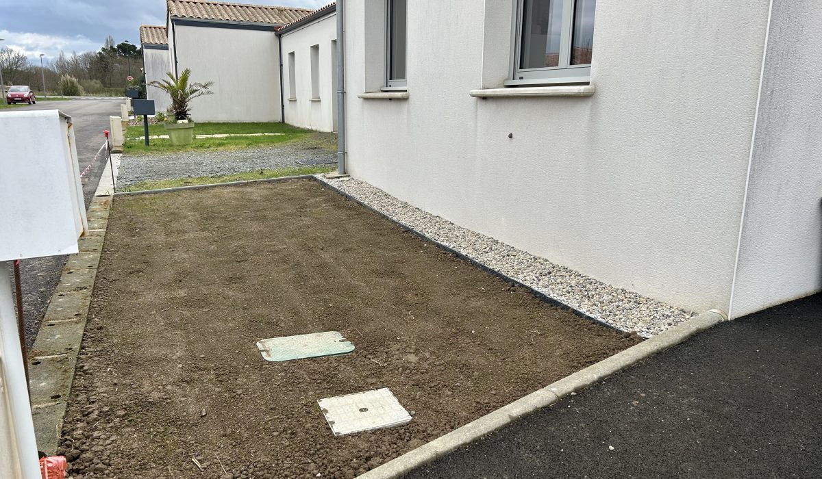 Engazonnement et bandes de propreté gravillonnées